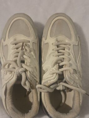 Cream/Off-White Mesh & Leather Sneakers